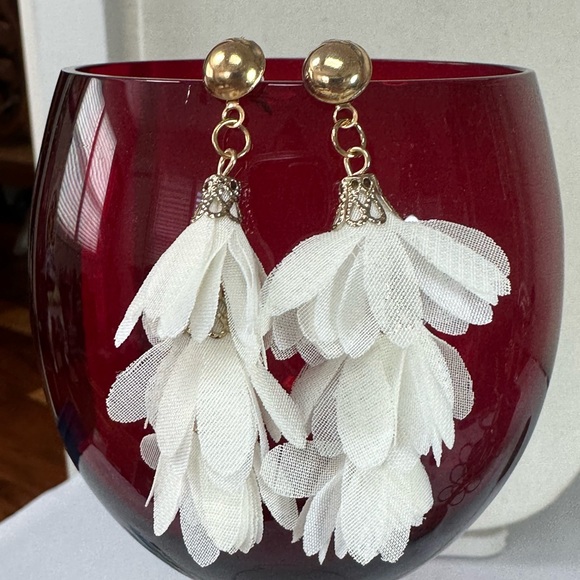 Two flutter vibe feminine blue and beige earrings - Picture 3 of 4